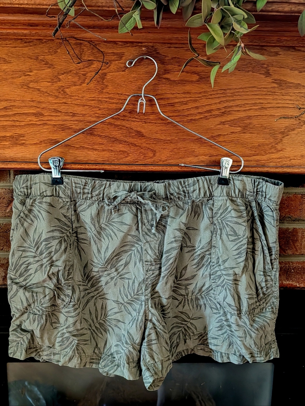 GAP Leaf Pattern Shorts Size XL